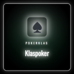 Klaspoker platformunda poker oynayan bir oyuncunun elleri ve kartları
