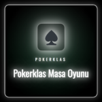 Pokerklas Masa Oyunu masasında kartlar, fişler ve rulet çarkı