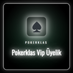 Pokerklas Vip Üyelik kartını tutan şık giyimli bir oyuncu.